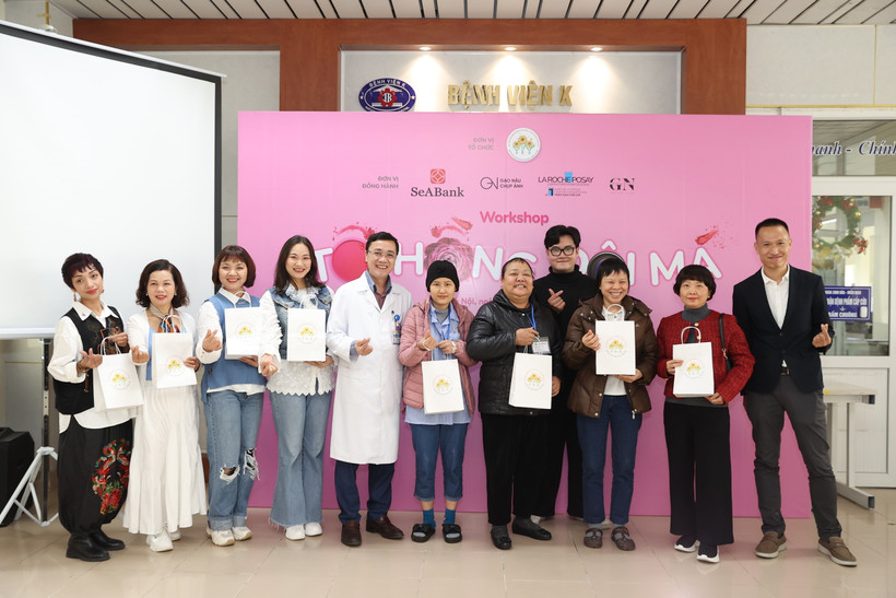 Đại diện Quỹ hỗ trợ bệnh nhân ung thư- Ngày mai tươi sáng và các đơn vị phối hợp tặng quà cho các nữ bệnh nhân tham gia hội thảo.