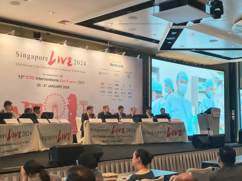 Các đại biểu tham dự Singlive 2024 tại đầu cầu Singapore đang theo dõi và bình luận ca can thiệp truyền hình trực tiếp từ Viện Tim mạch Việt Nam.