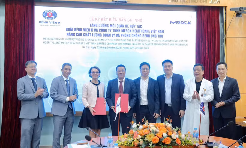 Đại diện Bệnh viện K và Công ty TNHH Merck Healthcare Việt Nam ký kết biên bản ghi nhớ.