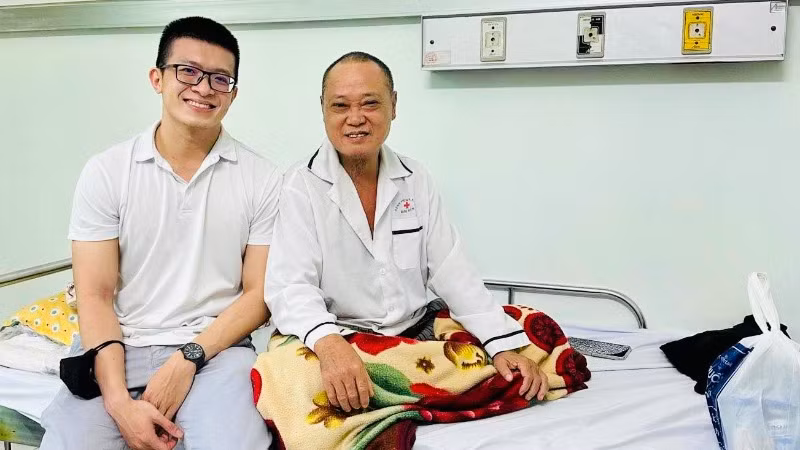 Bác sĩ Ngô Trần Nhật Giang (trái) đến bệnh viện thăm hỏi tình trạng sức khỏe của ông T. tại Bệnh viện