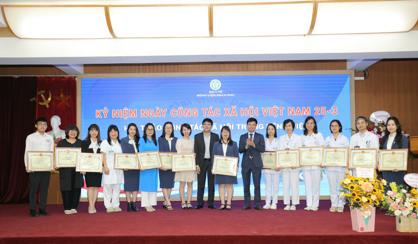 Lãnh đạo Bệnh viện Bạch Mai trao tặng giấy khen cho các cán bộ làm công tác xã hội tiêu biểu.