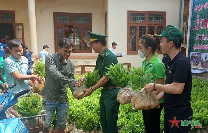 Bộ đội biên phòng Thanh (Bộ đội Biên phòng tỉnh Quảng Trị) tặng cây giống cho người dân. Ảnh: Báo Quân đội nhân dân