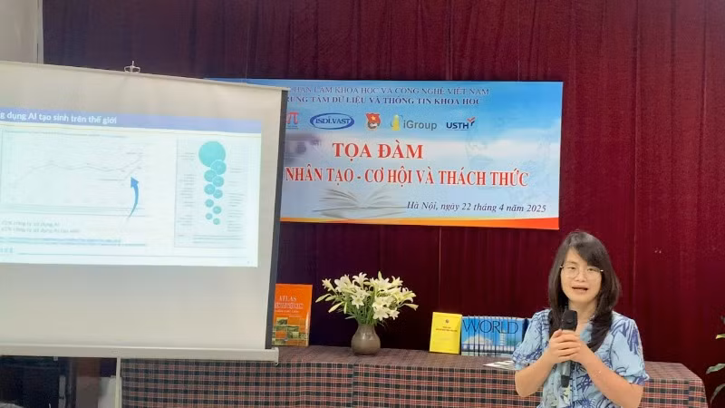 Phó Giáo sư, Tiến sĩ Nguyễn Phi Lê phát biểu tại sự kiện. (Ảnh: BÍCH LIÊN)