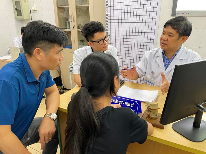 PGS, TS Đinh Ngọc Sơn, Trưởng khoa Phẫu thuật cột sống, Bệnh viện Hữu nghị Việt Đức khám gù vẹo cột sống cho trẻ em.