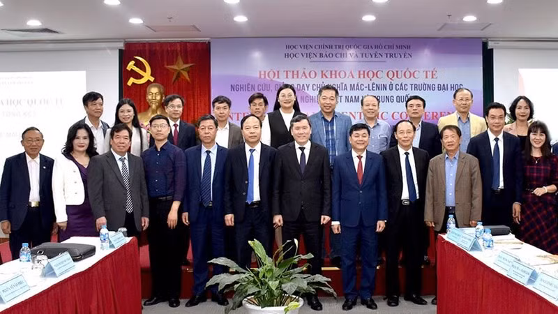 Các đại biểu tham dự Hội thảo.