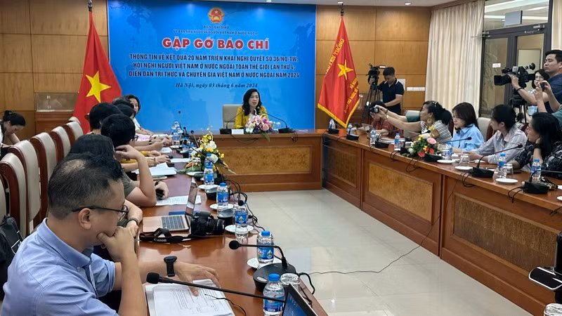 Buổi gặp gỡ báo chí về công tác đối với người Việt Nam ở nước ngoài tại Hà Nội.
