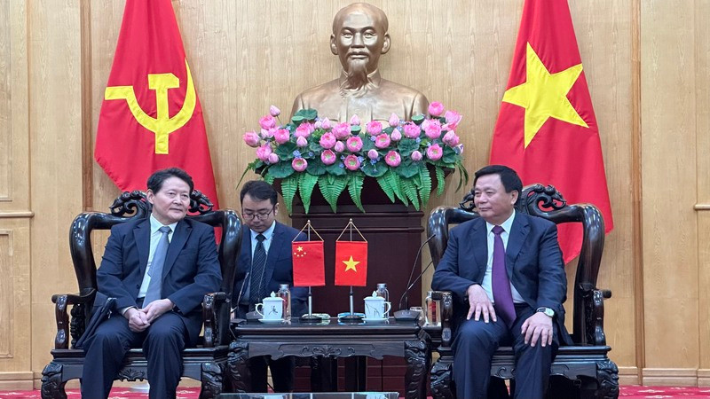 Đồng chí Nguyễn Xuân Thắng (bên phải) tiếp đồng chí Lý Trí Dũng.