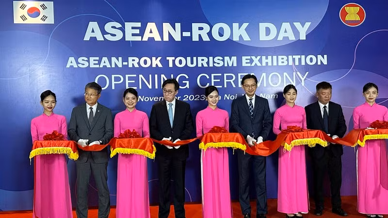 Các đại biểu cắt băng khai mạc Triển lãm Du lịch ASEAN-Hàn Quốc.