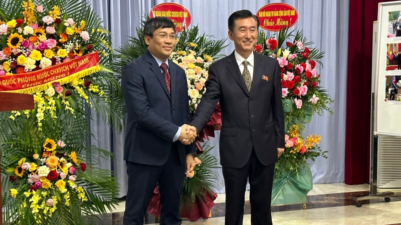 Thứ trưởng Thường trực Bộ Ngoại giao Nguyễn Minh Vũ (bên trái) và Đại biện lâm thời Đại sứ quán Triều Tiên Ri Ho Jun.