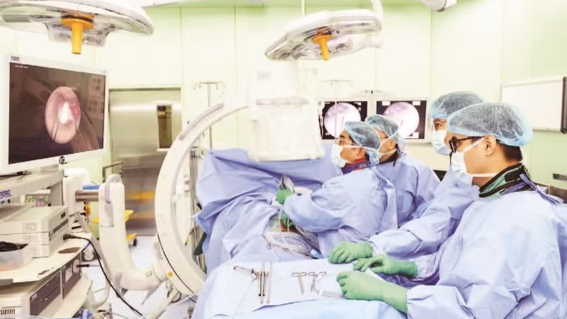 Bác sĩ áp dụng kỹ thuật tán sỏi qua da.