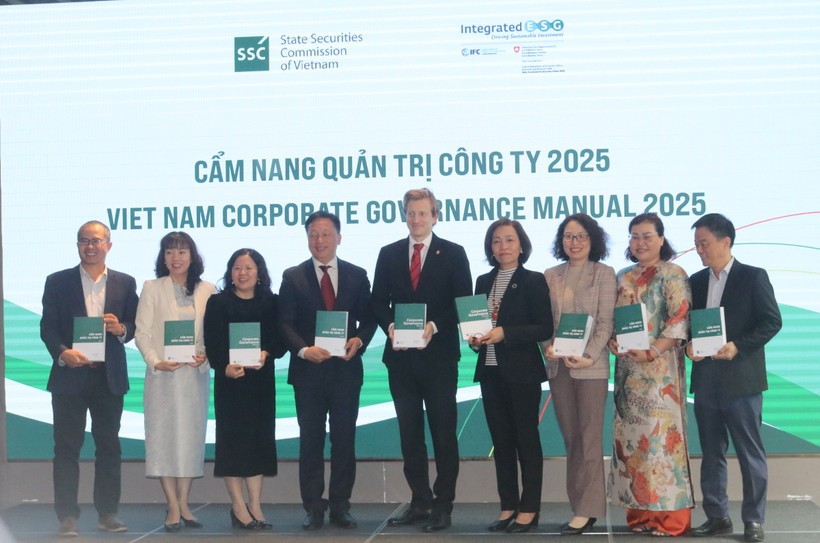 Lễ ra mắt Cẩm nang Quản trị công ty 2025 tại Hà Nội. Ảnh: Văn Giáp