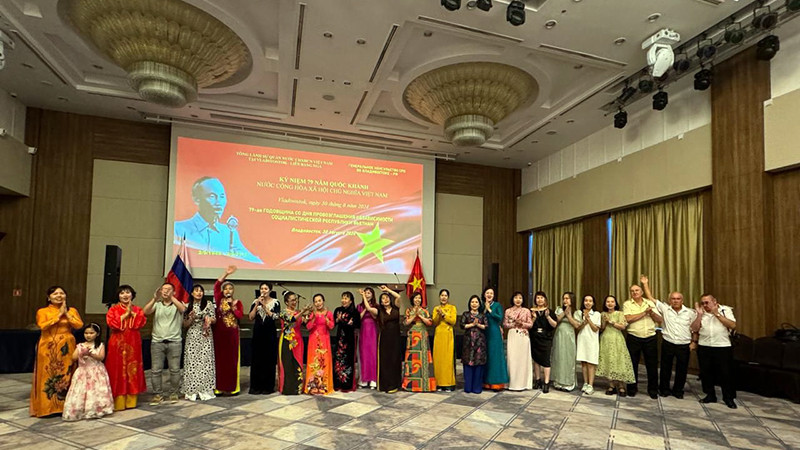 Cộng đồng người Việt tại Vladivostok, Nga biểu diễn văn nghệ kỷ niệm 79 năm Quốc khánh 2/9. (Ảnh XUÂN HƯNG)