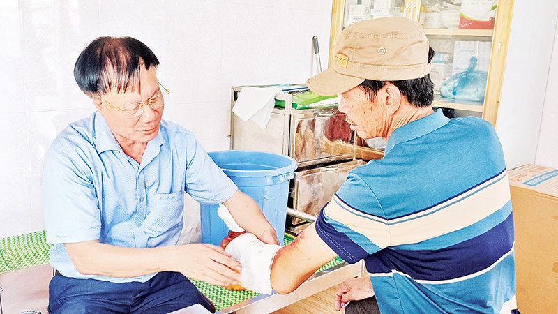 Anh hùng Lao động, Thầy thuốc Ưu tú, lương y Đào Viết Thoàn chữa trị cho người bệnh.