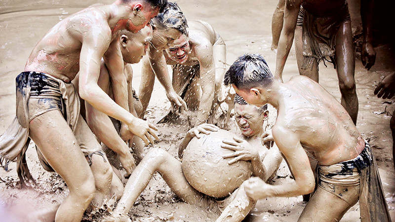 Trận đấu bắt đầu với sự giao tranh quyết liệt của hai đội.