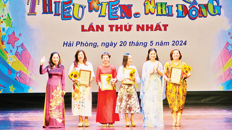 Ban Tổ chức trao Huy chương vàng tặng các vở diễn xuất sắc.
