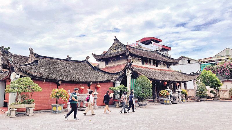 Du khách tham quan đình, phủ La Xuyên, xã Yên Ninh (huyện Ý Yên, Nam Định).