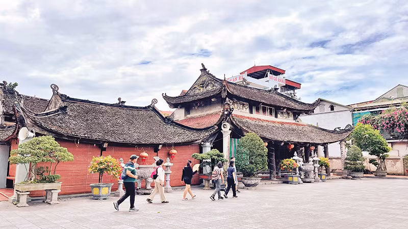 Du khách tham quan đình, phủ La Xuyên, xã Yên Ninh (huyện Ý Yên, Nam Định).