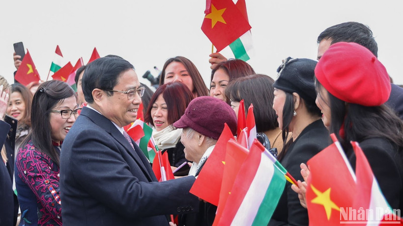 Đông đảo kiều bào Việt Nam tại Hungary ra sân bay đón Thủ tướng Phạm Minh Chính và Phu nhân. (Ảnh: NHẬT BẮC)