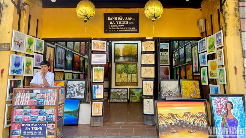 Những ngôi nhà treo đèn lồng trên nền tường vàng với mái ngói nâu là hình ảnh đặc trưng ở phố cổ Hội An. (Ảnh: NGỌC KHÁNH)