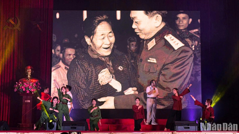 Nhiều ca khúc huyền thoại được sinh viên Trường Khoa học liên ngành và Nghệ thuật tái hiện một cách chỉn chu, sống động.