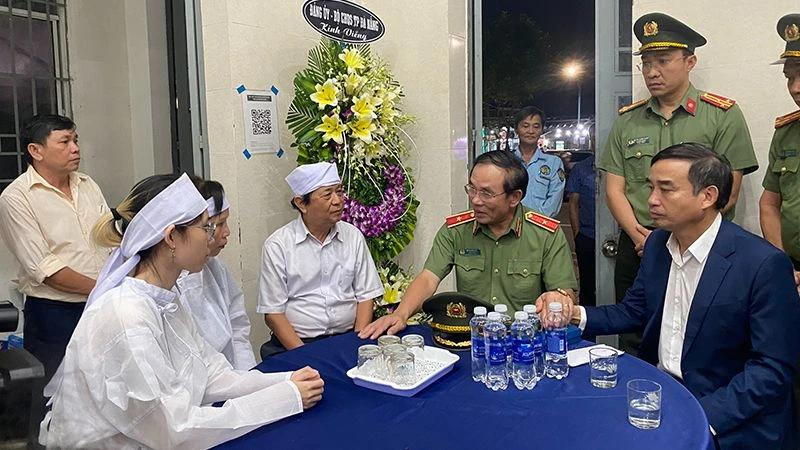 Lãnh đạo thành phố Đà Nẵng thăm hỏi, chia buồn với gia đình ông Trần Minh Thành. (Ảnh: ANH ĐÀO)