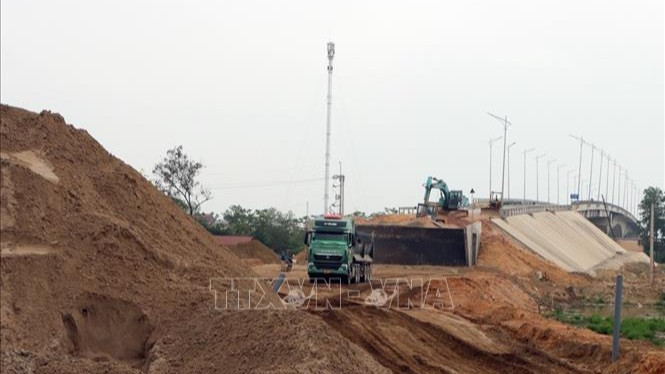 Đơn vị thi công khu vực cầu Hà Bắc 2, huyện Yên Phong, tỉnh Bắc Ninh. (Ảnh: TTXVN)