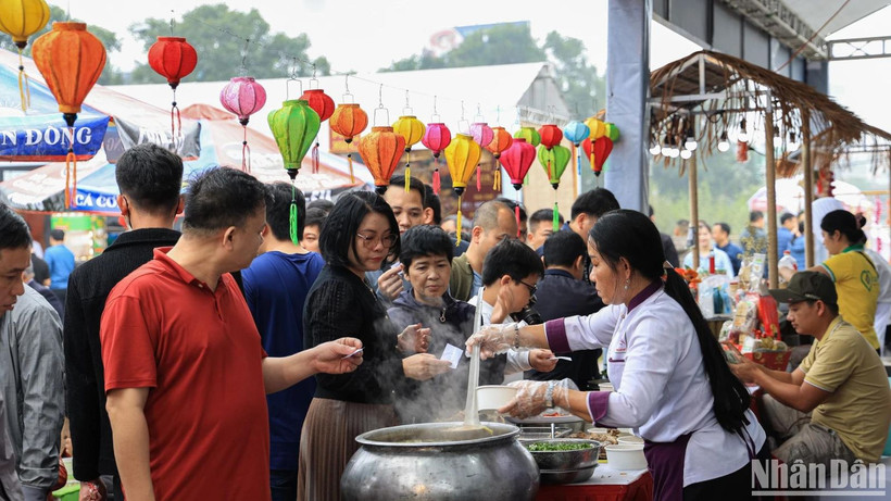 Festival Phở 2024 tổ chức tại tỉnh Nam Định thu hút nhiều khách đến tham quan và trải nghiệm.
