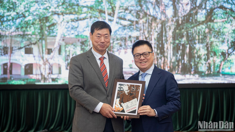 Tổng Biên tập Báo Nhân Dân Lê Quốc Minh trao tặng quà lưu niệm cho Chủ tịch kiêm Giám đốc điều hành Hãng thông tấn Yonhap Hwang Dae-il. (Ảnh: SƠN TÙNG)