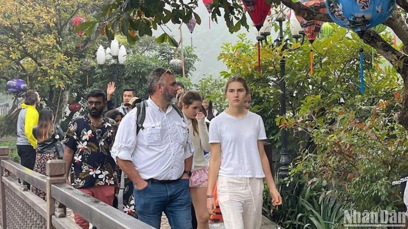 Du khách quốc tế tham quan Quần thể danh thắng Tràng An, Ninh Bình.