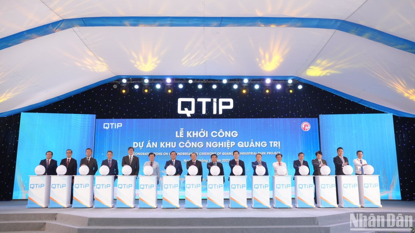 Các đại biểu nhấn nút khởi công xây dựng dự án Khu công nghiệp Quảng Trị.