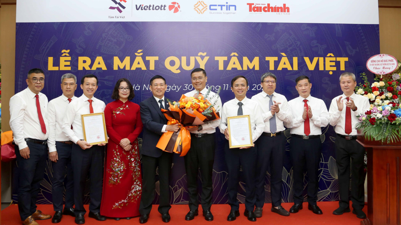 Uỷ viên BCH Trung ương Đảng, Bộ trưởng Tài chính Hồ Đức Phớc tặng hoa chúc mừng Quỹ Tâm Tài Việt được chính thức hoạt động.