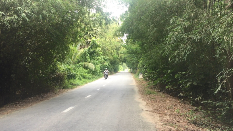 Xây dựng đường bê tông nông thôn ở vùng đồng bào dân tộc sinh sống tại huyện Tri Tôn, tỉnh An Giang.