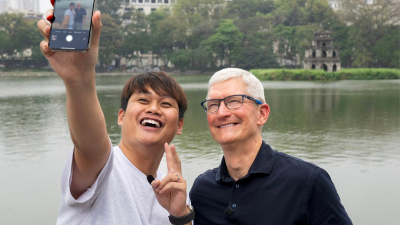 Tổng Giám đốc Apple Tim Cook cùng nhà sáng tạo nội dung Ngô Đức Duy check-in hồ Gươm. (Ảnh: Tài khoản X của Tim Cook) 
