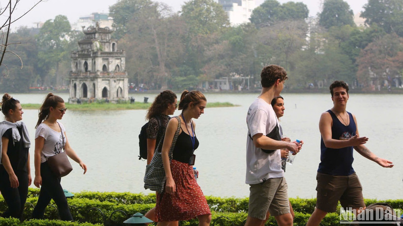 Từ ngày 1/3-31/12/2025, du khách Ba Lan, Séc và Thụy Sĩ đến Việt Nam sẽ được miễn thị thực nếu đi theo tour du lịch. (Ảnh: THÀNH ĐẠT)