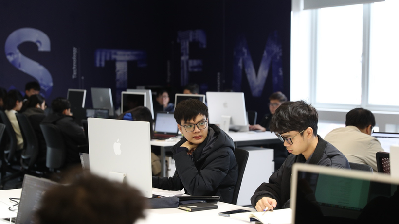 Tân sinh viên trúng tuyển vào Đại học Quốc gia Hà Nội từ khóa 2025 sẽ được đào tạo học phần “Nhập môn công nghệ số và ứng dụng trí tuệ nhân tạo”.