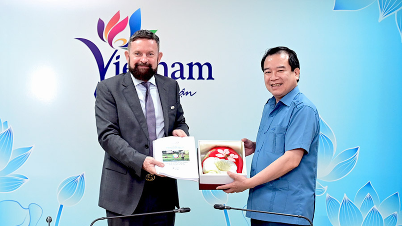 Phó Cục trưởng Du lịch quốc gia Việt Nam Hà Văn Siêu và Trưởng đại diện Văn phòng châu Á-Thái Bình Dương của OIF Edgar Doerig trao quà lưu niệm. (Ảnh: TITC)