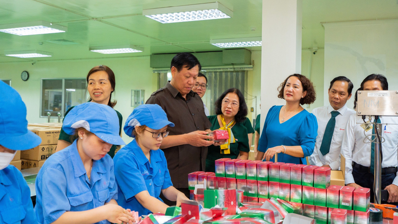 Thứ trưởng Đỗ Xuân Tuyên và Tổng Giám đốc Công ty cổ phần Dược phẩm OPC Phạm Thị Xuân Hương tham quan dây chuyền đóng gói sản phẩm Siro HoAstex.