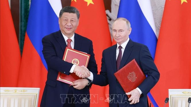 Chủ tịch Trung Quốc Tập Cận Bình (trái) và Tổng thống Nga Vladimir Putin tại cuộc gặp ở Moskva ngày 8/5/2025. (Ảnh: THX/TTXVN)