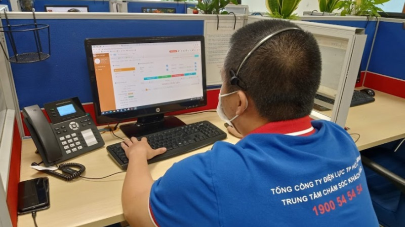 Nhân viên của Trung tâm chăm sóc khách hàng EVNHCMC ứng trực để xử lý các sự cố liên quan đến điện trong dịp lễ.