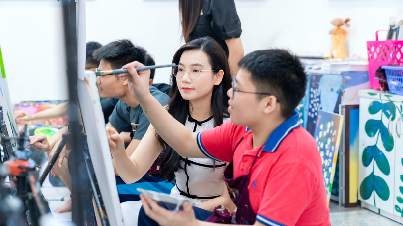 Nhiều năm qua, Lương Giang đã gieo hy vọng cho hàng trăm trẻ tự kỷ qua các dự án hội họa phi lợi nhuận để trẻ được học vẽ hoàn toàn miễn phí.