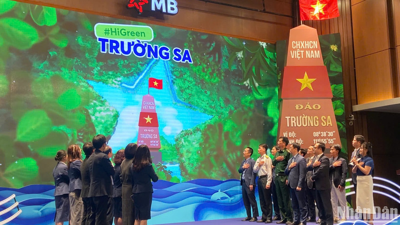 Khoảnh khắc phát động chương trình "HiGreen Trường Sa", trồng một triệu cây xanh cho Trường Sa thân yêu.