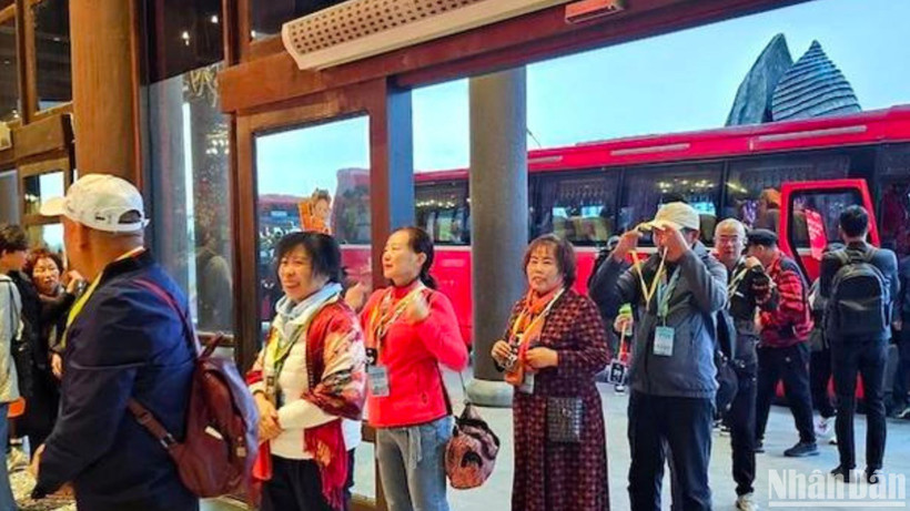 Vịnh Hạ Long đón nhiều đoàn khách quốc tế đến tham quan qua cảng tàu khách quốc tế Hạ Long. Ảnh: QUANG THỌ