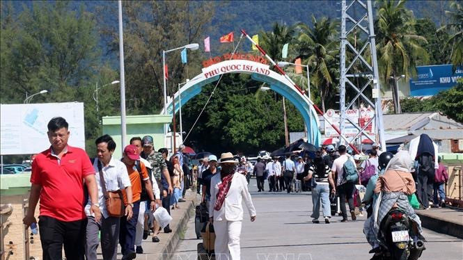 Khách du lịch tại cảng Bãi Vòng, thành phố Phú Quốc (Kiên Giang). 