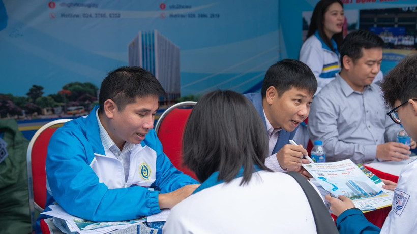 Giảng viên Trường đại học Giao thông vận tải tư vấn ngành, nghề cho các học sinh trung học phổ thông. 