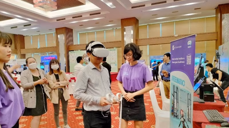 Du khách trải nghiệm một số hoạt động du lịch thông minh ở tỉnh An Giang.