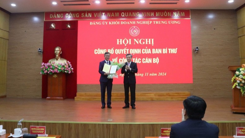 Đồng chí Nguyễn Quang Dương trao quyết định, tặng hoa chúc mừng đồng chí Trần Thắng.