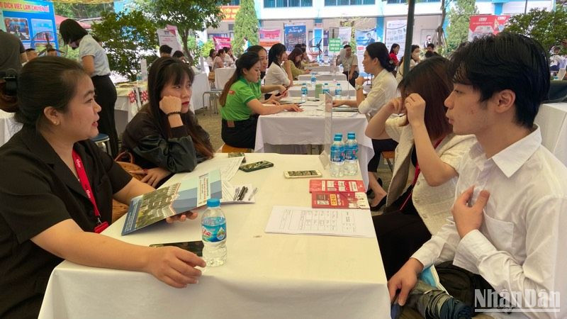 Các sinh viên sắp ra trường đến tham dự Ngày hội, tìm kiếm việc làm cho mình.