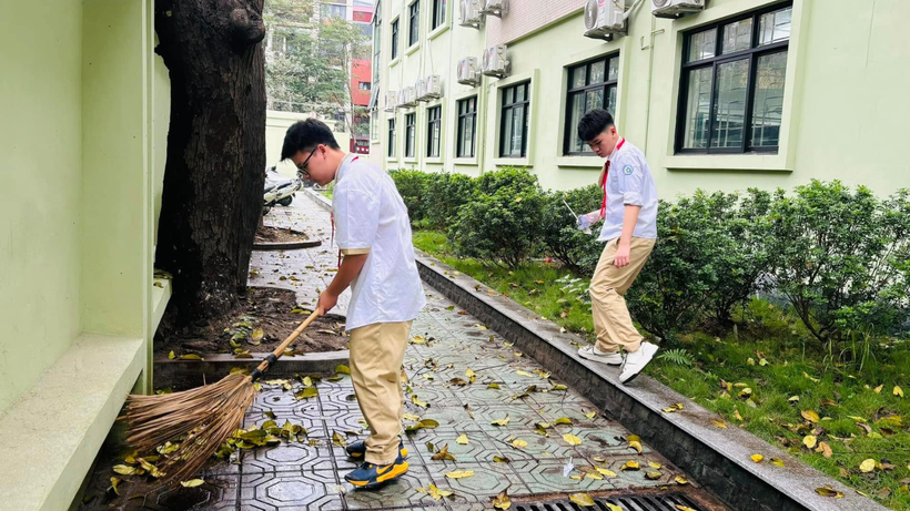 Học sinh Trường trung học cơ sở Thái Thịnh cùng nhau vệ sinh trường, lớp. 