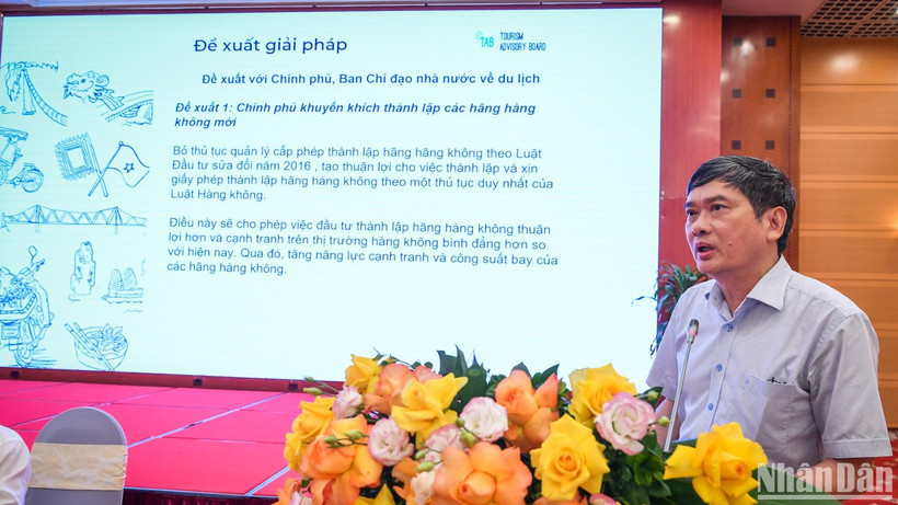 Ông Hoàng Nhân Chính, Trưởng Ban thư ký Hội đồng Tư vấn Du lịch (TAB) đề xuất 14 giải pháp giảm giá vé máy bay tại hội thảo. 