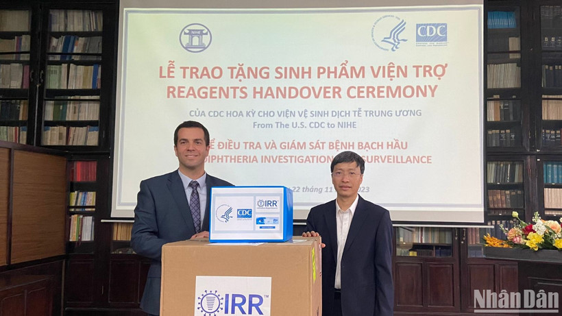 Viện Vệ sinh dịch tễ Trung ương tiếp nhận các sinh phẩm bạch hầu do Trung tâm Dự phòng và Kiểm soát bệnh tật Hoa Kỳ viện trợ.